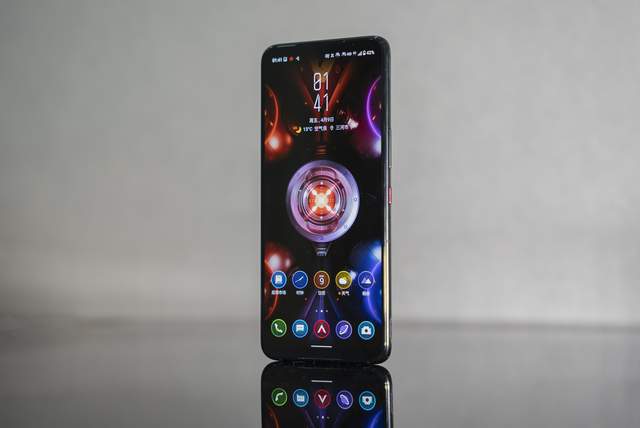 逼格滿滿的全方位游戲體驗 騰訊ROG游戲手機5上手評測